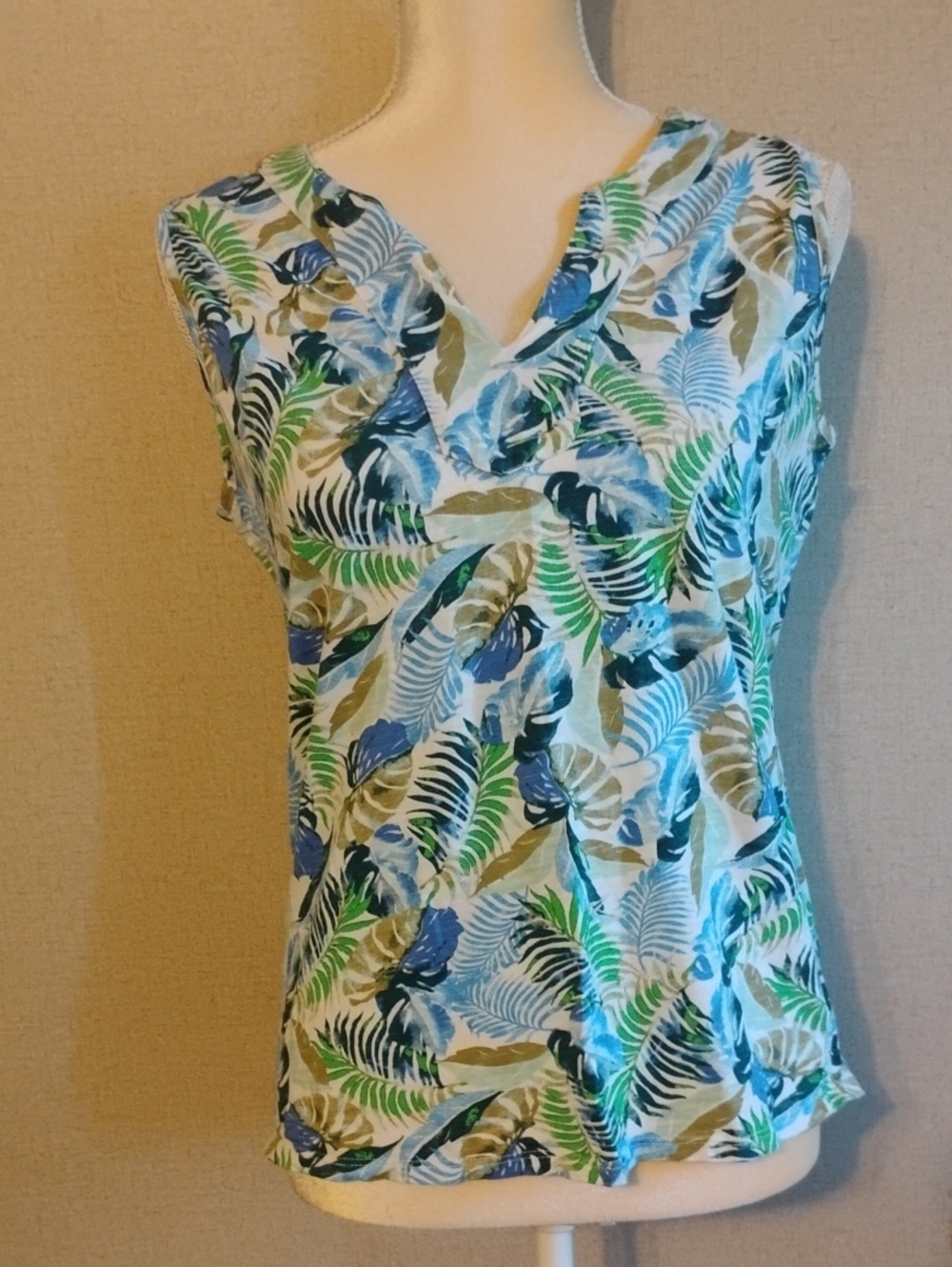 5/$20 Large Stella Parker Tropical  V-Neck Sleeveless Camisole in Blue & Green